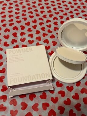 Kylie Cosmetics Powder Foundation Compact in Cream White